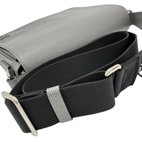 【LOUIS VUITTON/ルイ・ヴィトン】 ディストリクトPM NV3 タイガ M30851 ショルダーバッグ レザー グラシエ（グレー） メンズ【中古】【真子質店】【BL】【IMaMoMa】